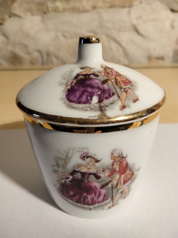 Petit pot en porcelaine. 10 Vierzon (18)