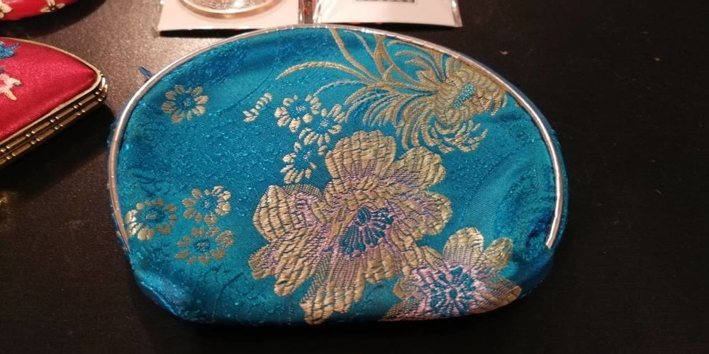 Petit portefeuille en soie traditionnelle pour femmes 2 Lyon 8 (69)