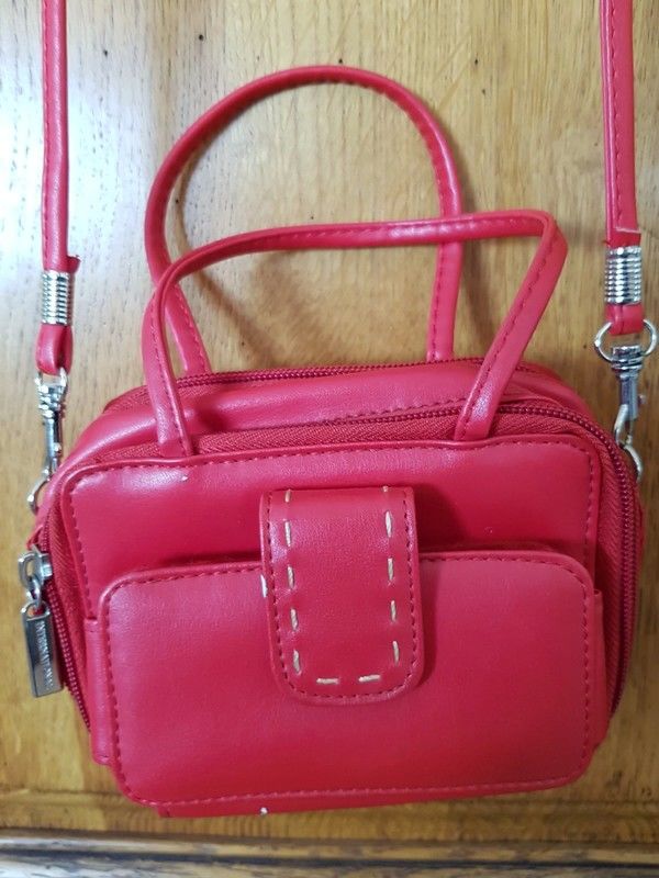 Petit sac rouge plusieurs poches porte monnaie dedans qui se 12 Viriat (01)