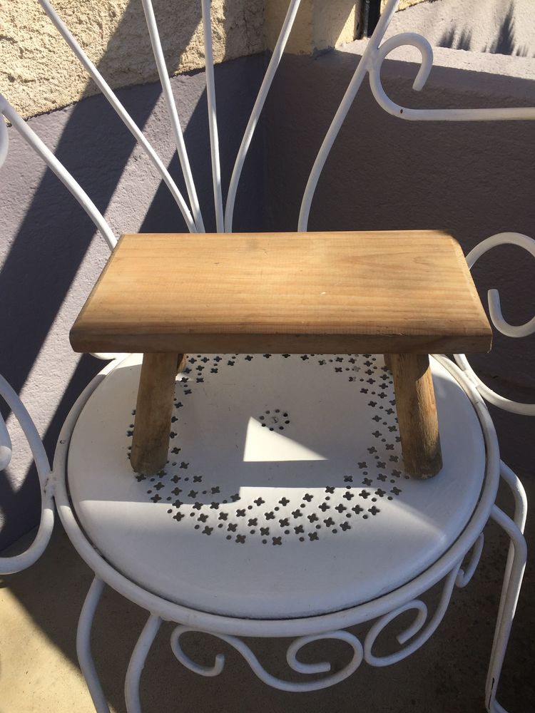 UN PETIT TABOURET EN Bois 6 Balbigny (42)