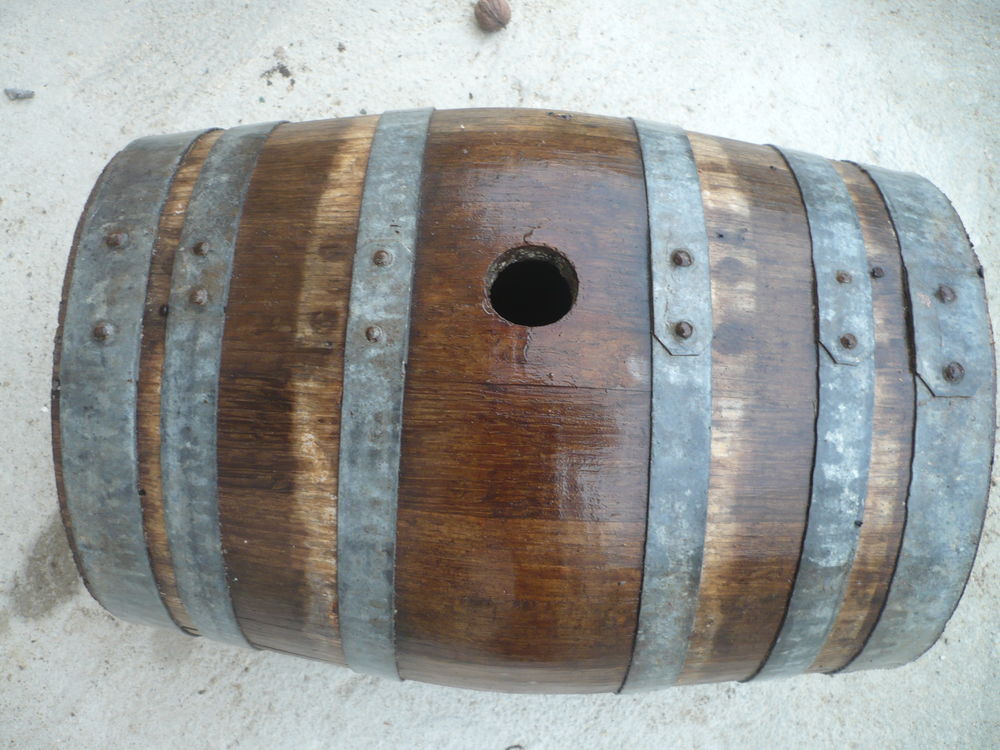 PETIT   TONNEAU en CH�NE 120 Ern�e (53)