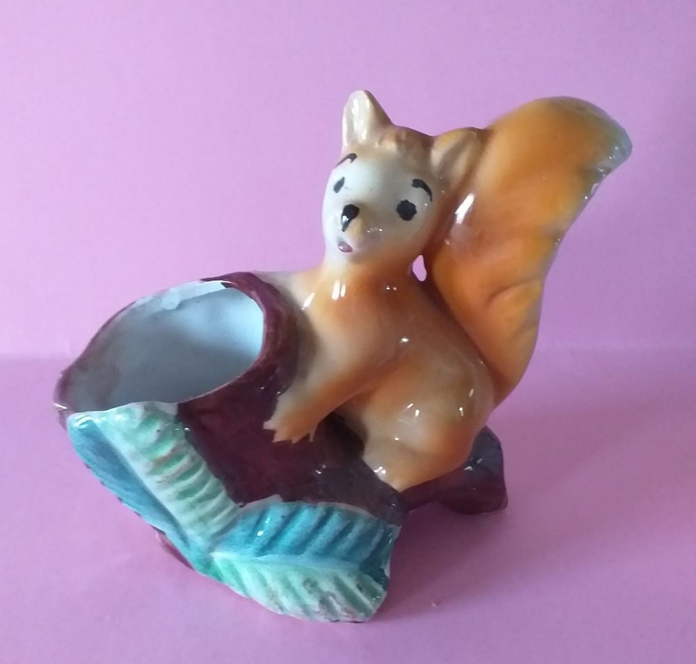 Petit vase c�ramique ou porcelaine, vintage. Ecureuil sur une branche d'arbre 12 Montauban (82)