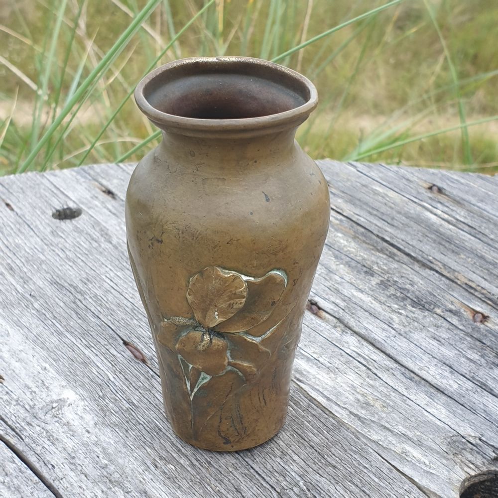 Petit vase en laiton Motif floral en relief ancien Style art 25 Antony (92)