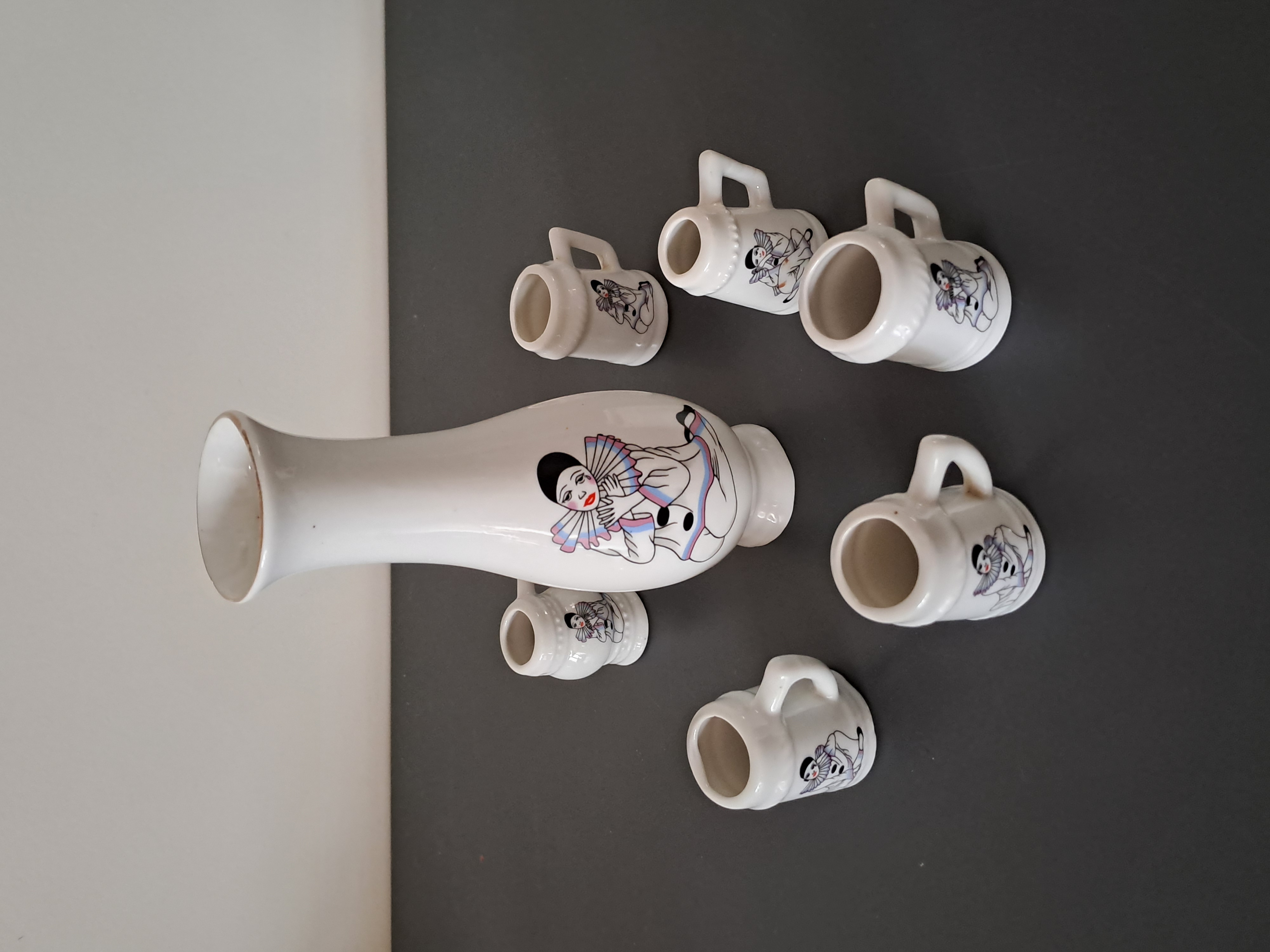 Petit vase et 6 petites chopes Pierrot claire de lune 14 Toucy (89)