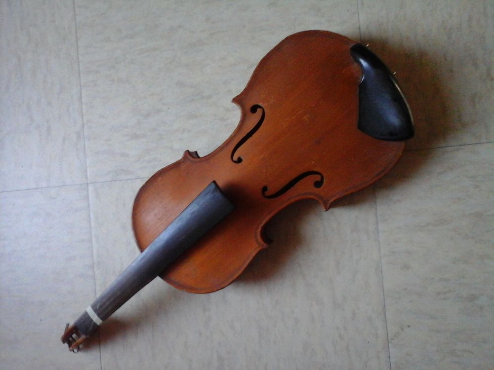 petit violon cass� . 30 Bezons (95)