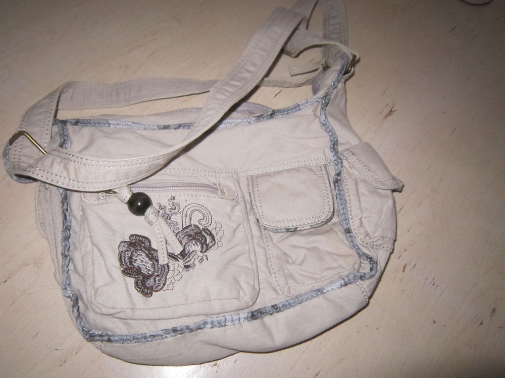 Une petite besace en tissu de couleur beige 5 Brignais (69)