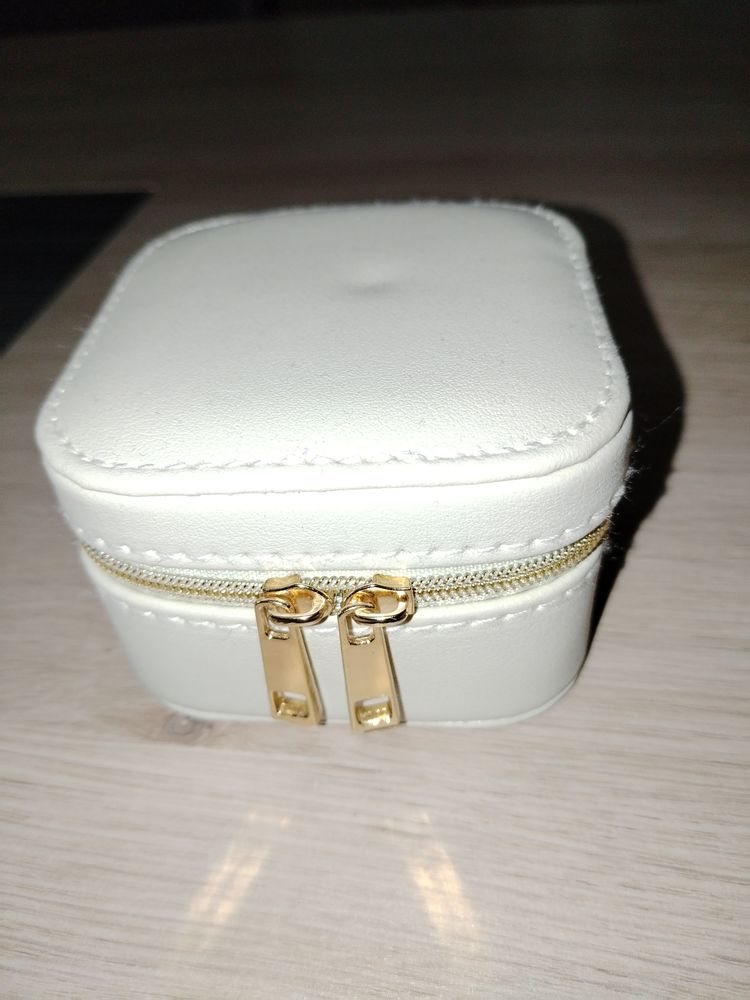 Petite bo�te � bijoux
4 Maubeuge (59)