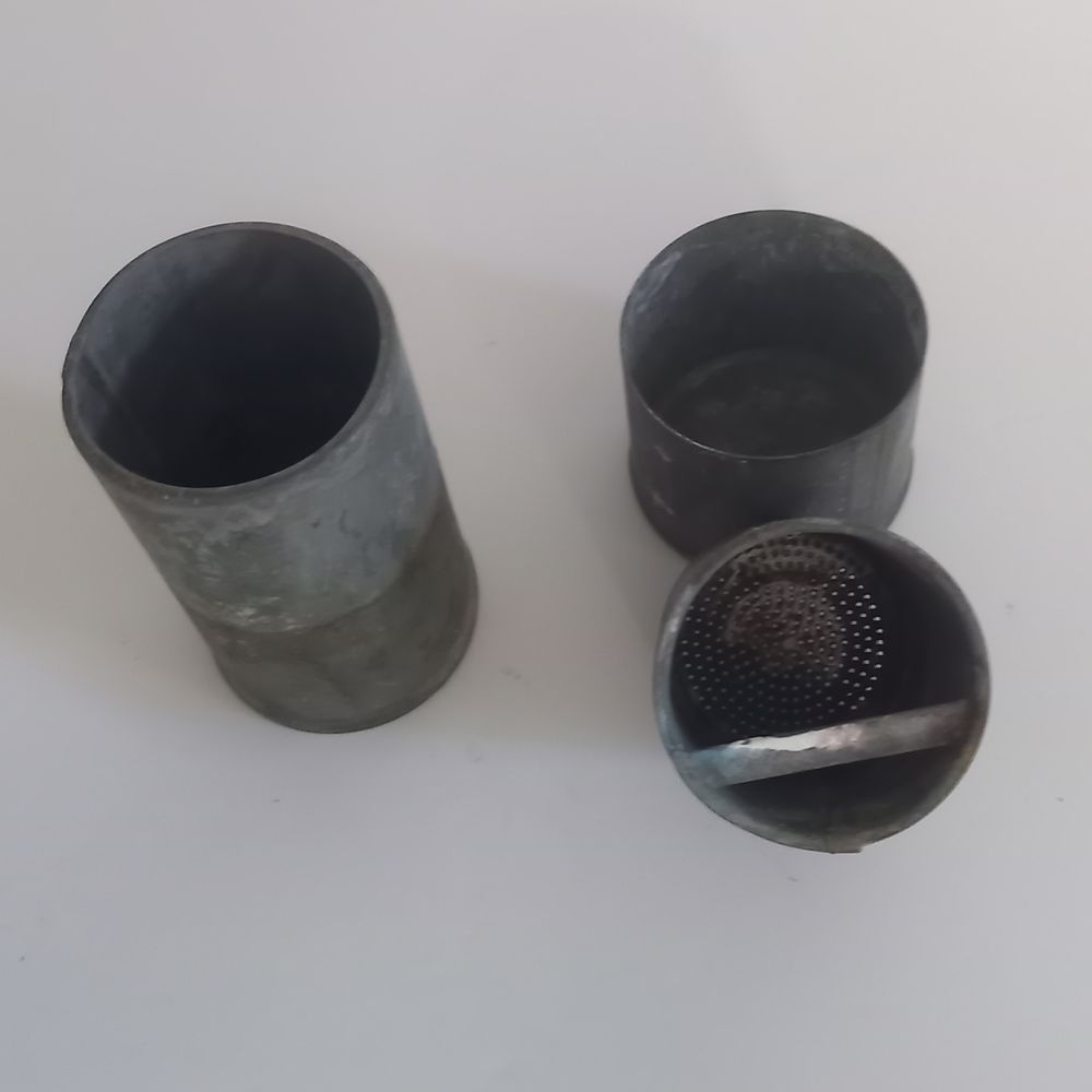 Petite boite tamis en m�tal en zinc , en 3 parties, le tamis 5 Saumur (49)