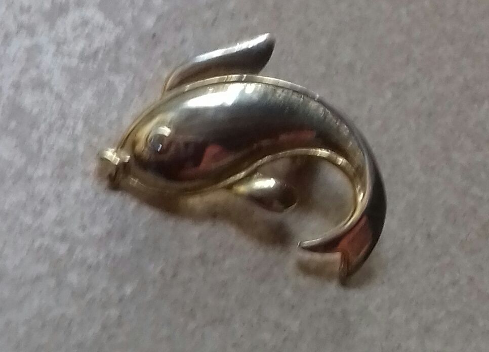 PETITE BROCHE DAUPHIN M�tal Dor� 5 Boucau (64)