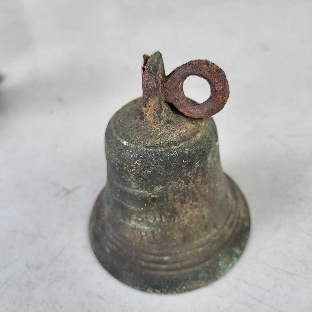 petite cloche ancienne en bronze 30 La Farl�de (83)