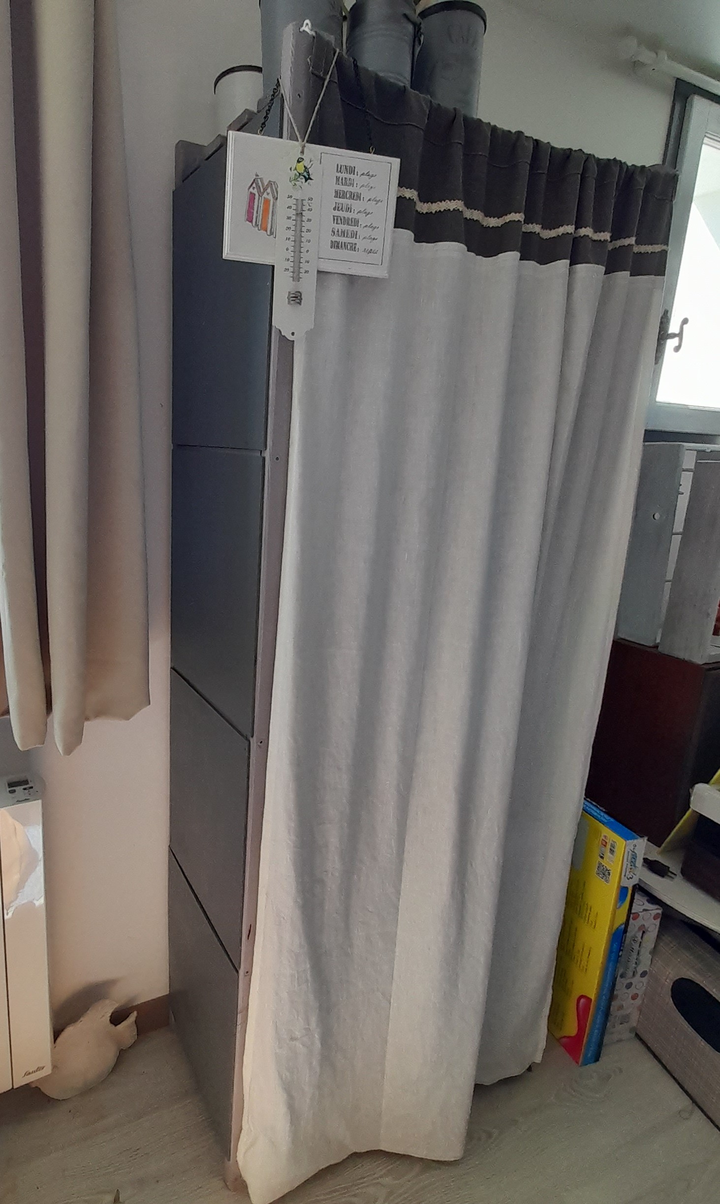 Petite �tag�re grise avec son rideau 15 Saint-Urbain (85)