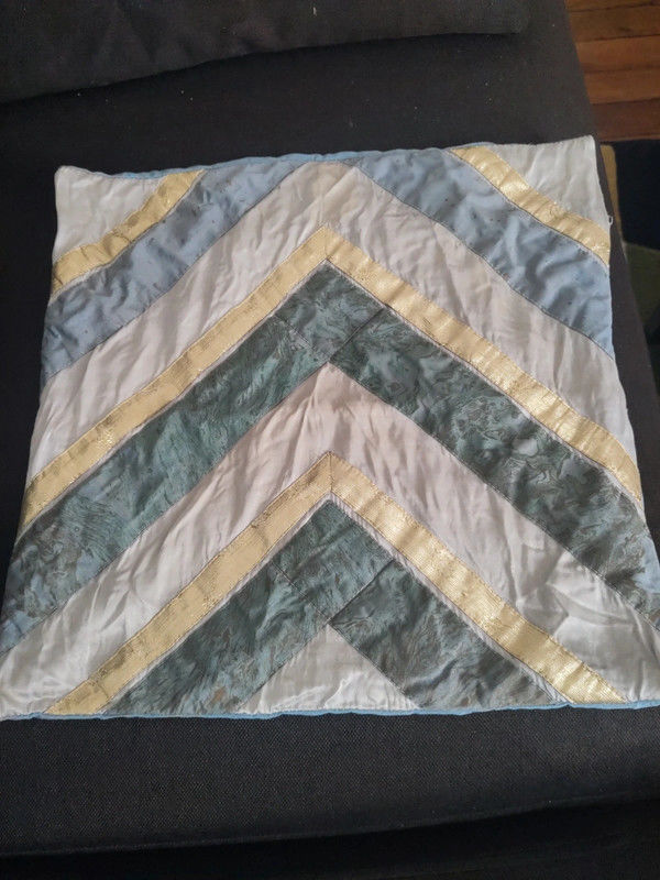 Petite housse de coussin en soie 5 Paris 9 (75)