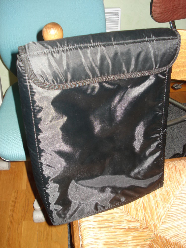 Petite sacoche noire neuve avec fermeture �clair = 6 euros 6 M�rignies (59)