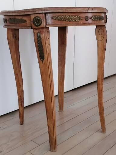 Petite table ancienne. 70 Andernos-les-Bains (33)
