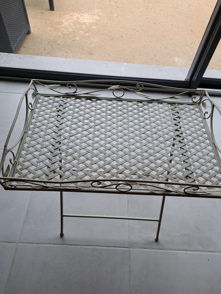 Petite table d'appoint en m�tal,  pliante 12 Sigoul�s (24)