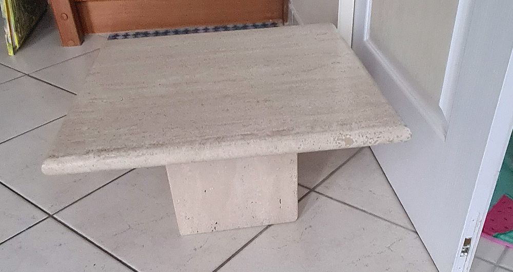 Petite table basse en travertin de Ligne Roset 170 Vulaines-sur-Seine (77)
