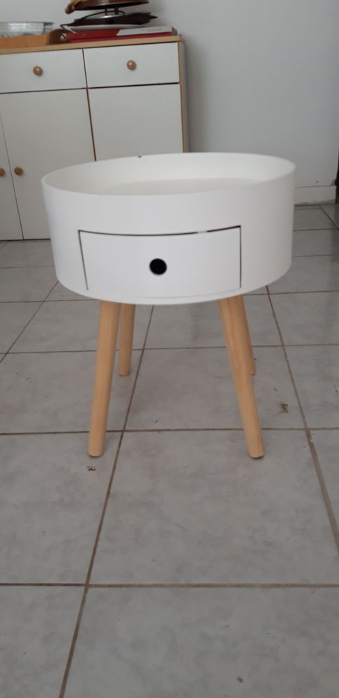 Petite table blanche en bois 15 La Chapelle-Thireuil (79)