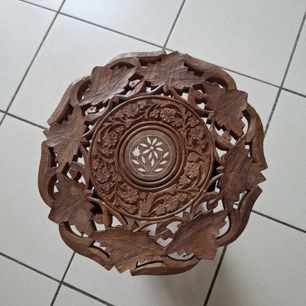 Petite table en bois sculpt� 15 Saint-Jean-d'Illac (33)