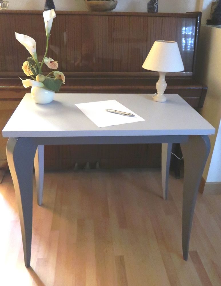 petite table bureau d�coration 
A prendre sur place 80 Vertou (44)