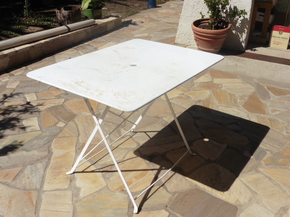 Petite table m�tallique pliante (vintage) 20 Saint-Rapha�l (83)