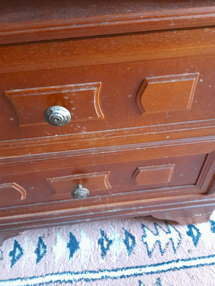 Petite table de nuit en bois 30 Saint-Jean-d'Illac (33)