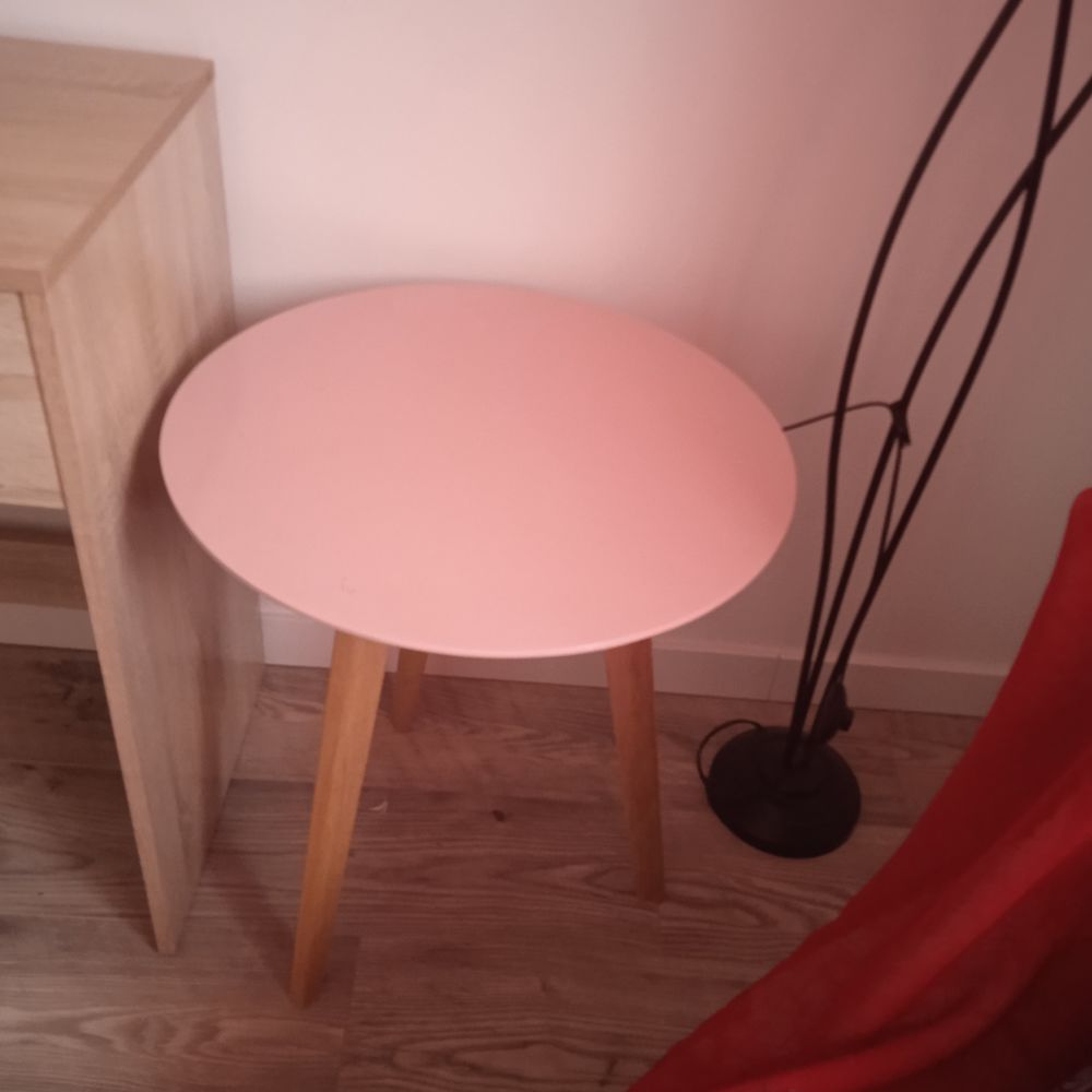 Petite table rose pieds bois diam�tre 50 hauteur 58 bout de 18 Salaise-sur-Sanne (38)