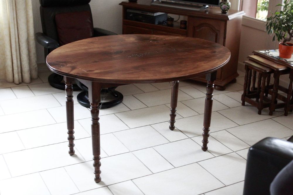 petite table de salle � manger en noyer. 100 Paray-le-Monial (71)