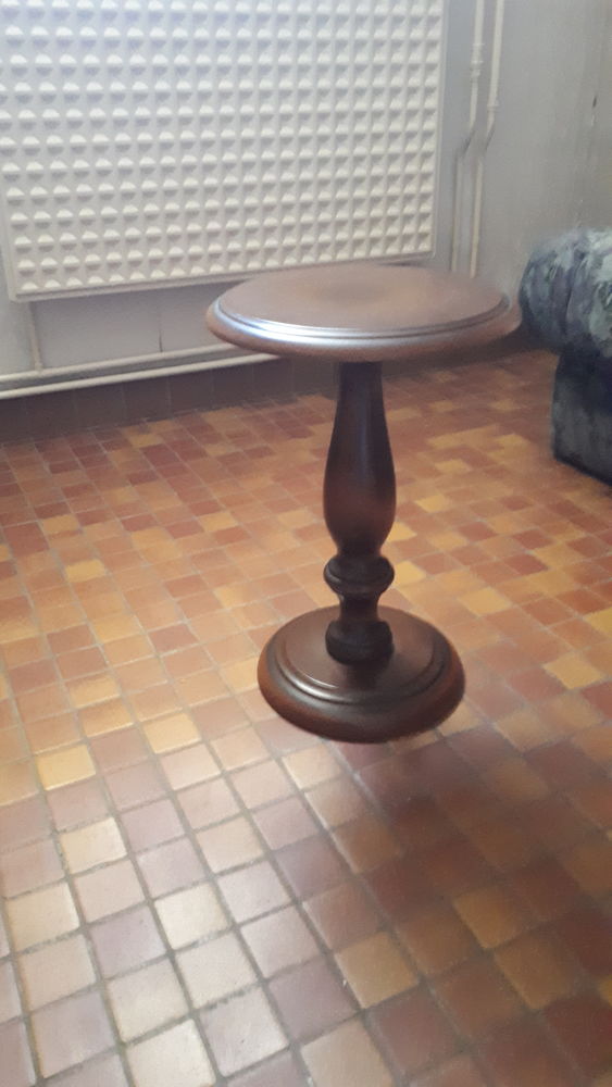 petite table (sellette) haut:45cm.larg:31cm.:base 25cm 10 Échirolles (38)
