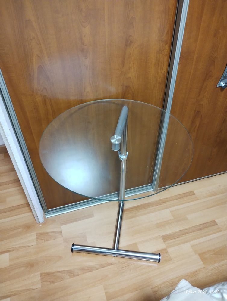 petite table en verre ronde  r�glable
Diam�tre 40 cm 50 Mathay (25)