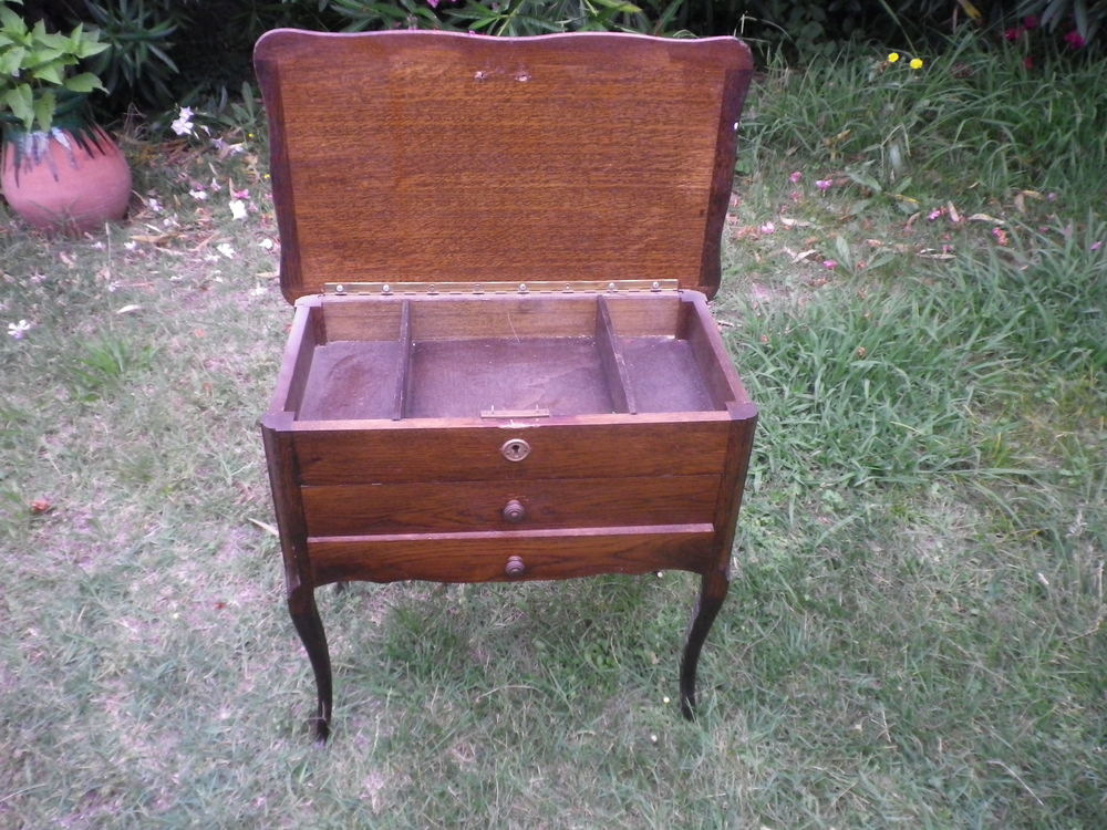 Petite table 
0 Saint-Vincent-de-Barbeyrargues (34)