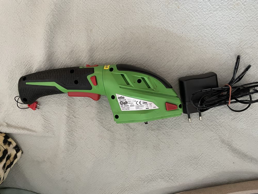 Petite tondeuse pour arbustes 20 Paris 13 (75)