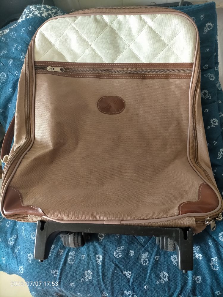 Petite valise à roulettes marron clair et blanche 46X 35cm
29 Villeneuve-d'Ascq (59)