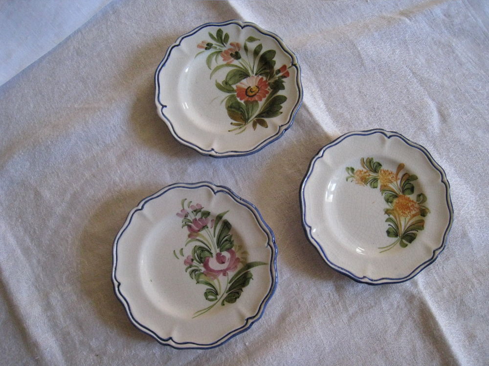 3 petites assiettes d�coratives fleurs 8 Vinay (38)