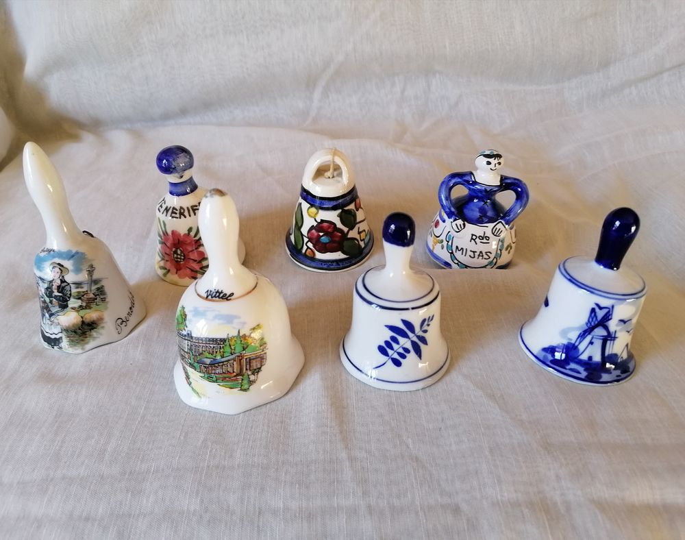 Lot de 7 petites cloches en porcelaine 50 Bezons (95)
