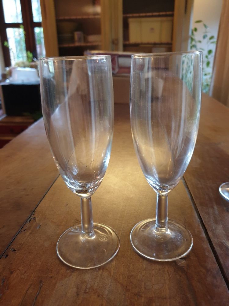 2 petites fl�tes � champagne et 1 publicitaire 2 Mouxy (73)