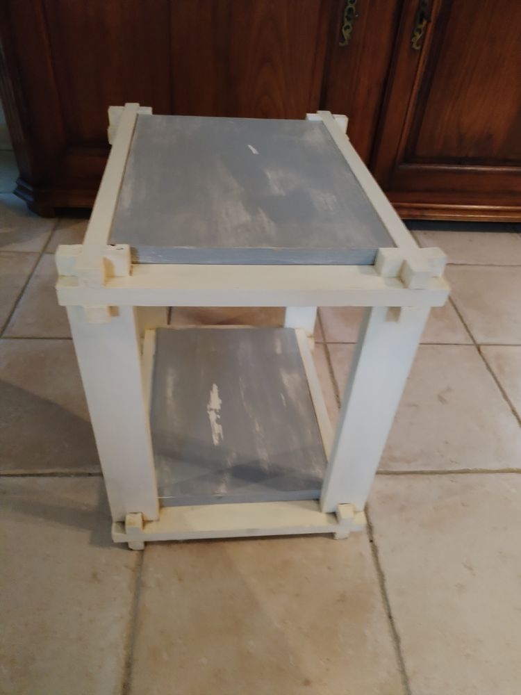 2 Petites tables pouvant faire office de table de nuit 0 Saint-Hilaire-d'Ozilhan (30)