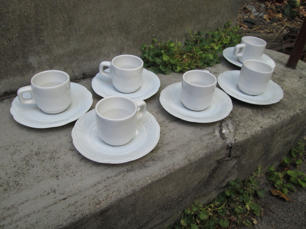 Lot de 6 petites tasses à café blanches avec soucoupes 6 Herblay (95)