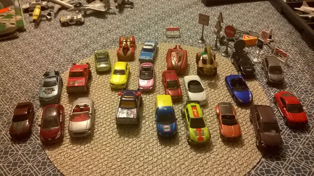 Lot de petites voitures + tapis + le Garage 0 Beuzeville (27)