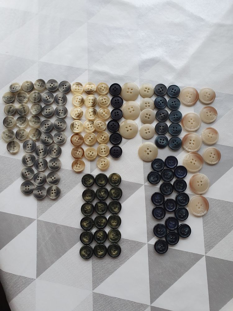 Lot de petits boutons 4 trous, marron et beiges.
excellent � 10 Fontenay-sous-Bois (94)