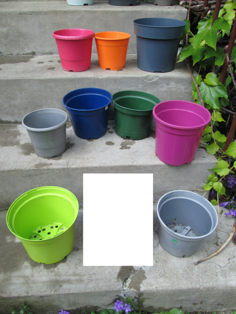 Lot de 17 petits pots de jardinage en plastique multicolores 10 Herblay (95)