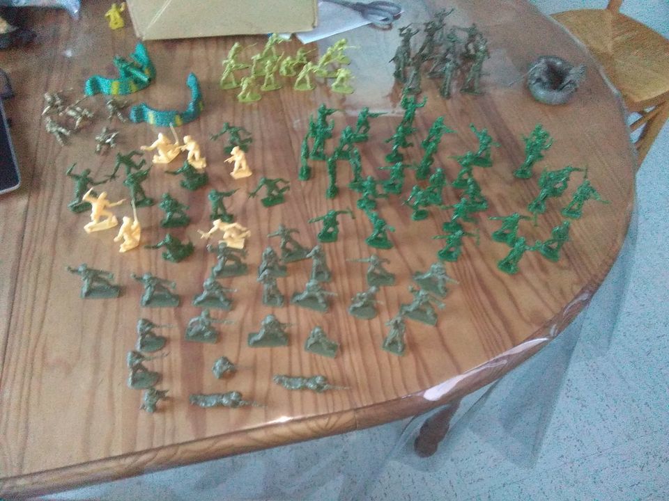 PETITS SOLDATS EN PLASTIQUE VINTAGE 20 Amiens (80)