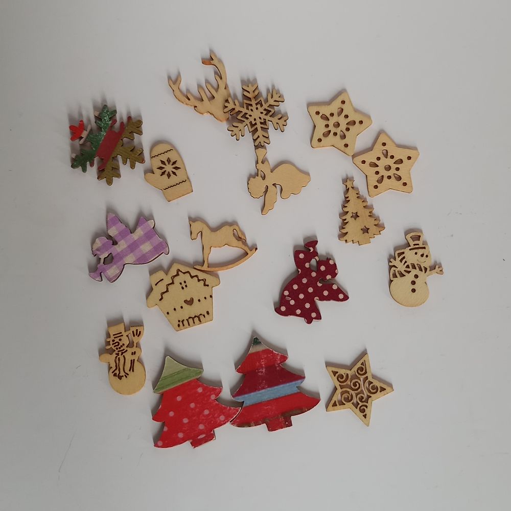 Lot de 16 petits sujets de noel en bois brut ou d�cor� pour 4 Saumur (49)