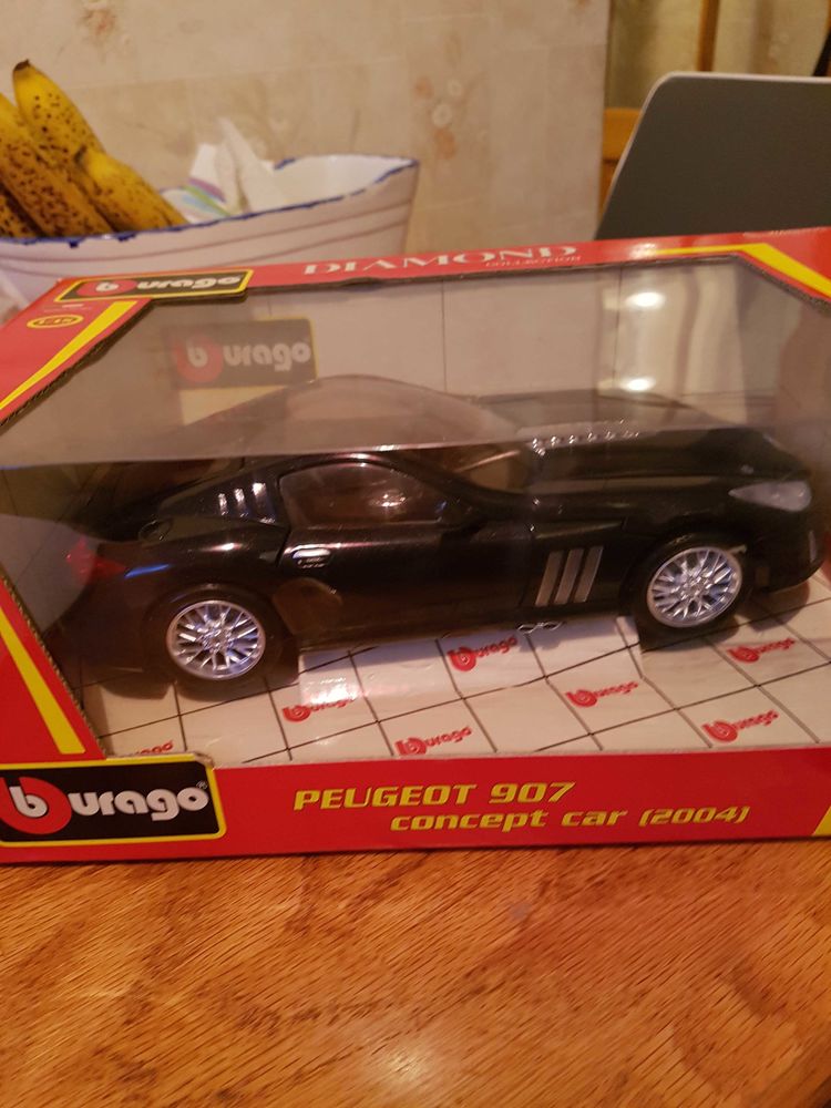 peugeot 907,noir, ( conception car )2004. comme neuve,marque burago,echelle,1/18�me. 30 Pl�rin (22)