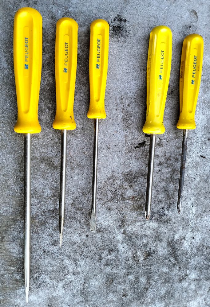 peugeot lot de 5 tournevis plat cruciforme 35 Saint-Jean-de-Fos (34)