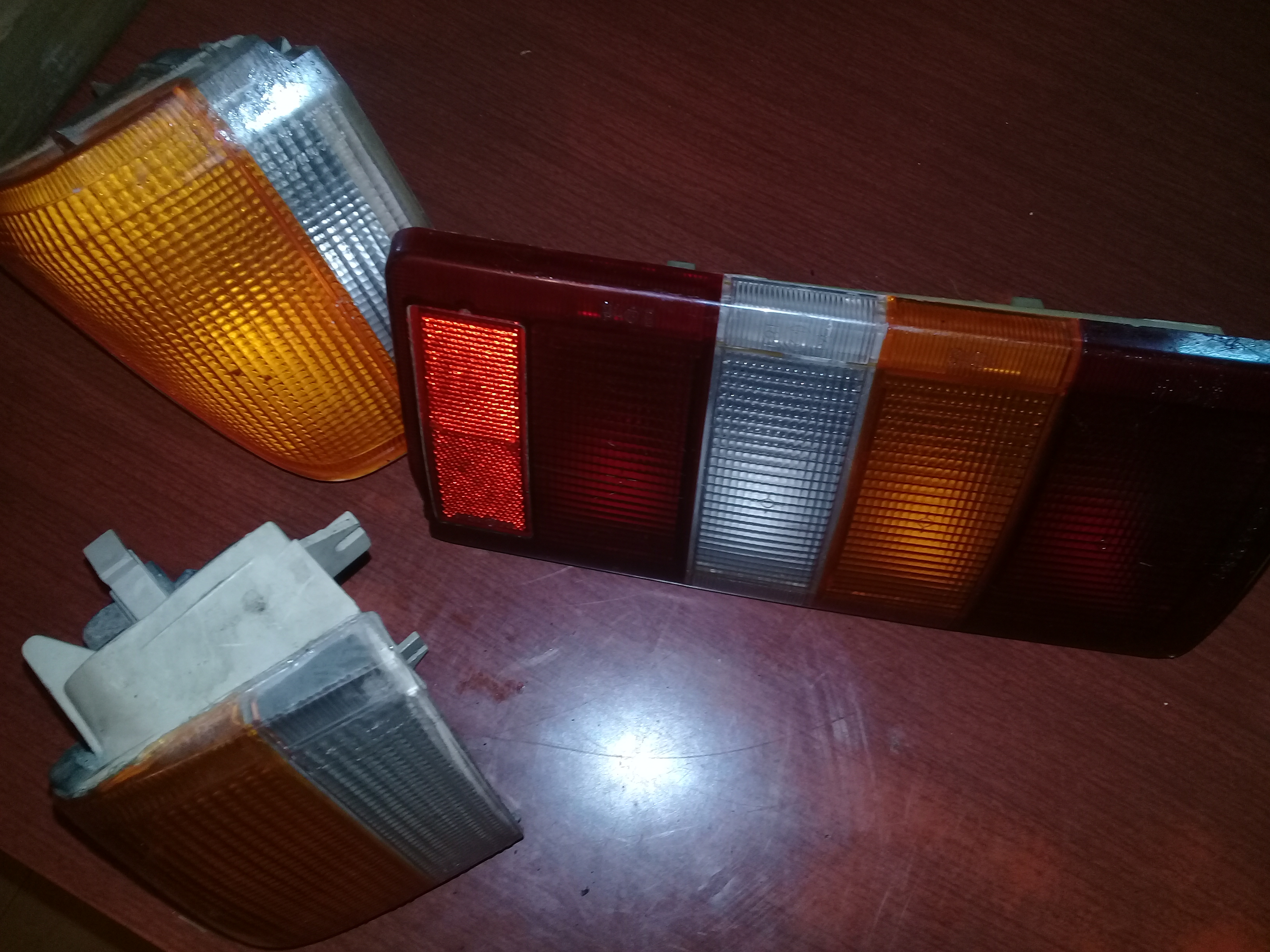 Phare 305 peugeot 84 30 Gigean (34)