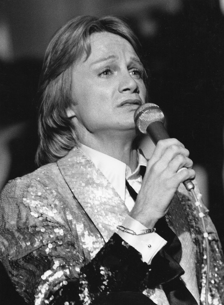 Photo de Claude FRANCOIS chantant sur sc�ne - vintage - N&B 12 Argenteuil (95)