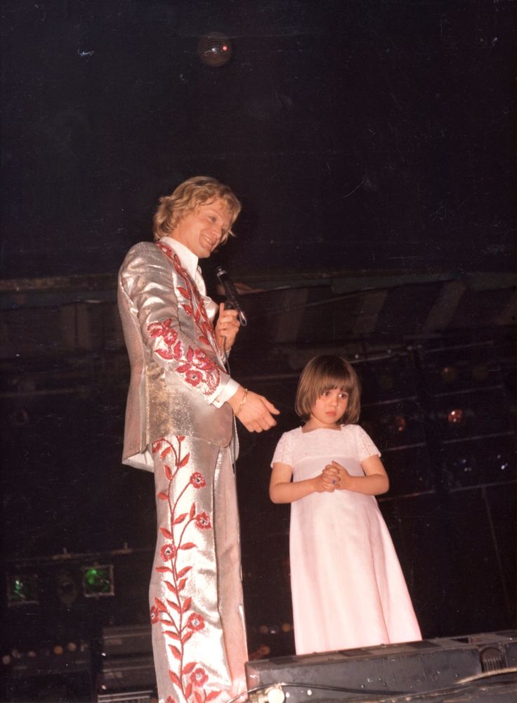 Photo couleur de Claude FRANCOIS avec enfant sur sc�ne 10 Argenteuil (95)