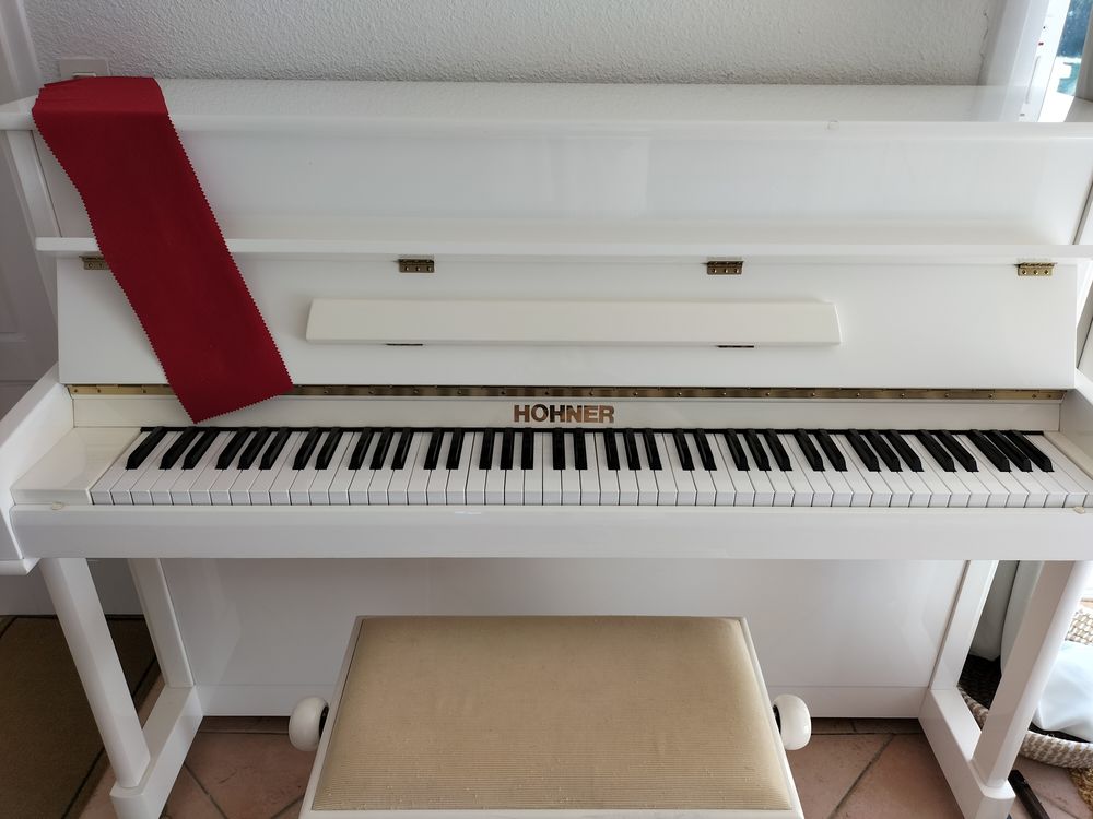 Piano  blanc laqué  HOHNER.  1300 Arzens (11)