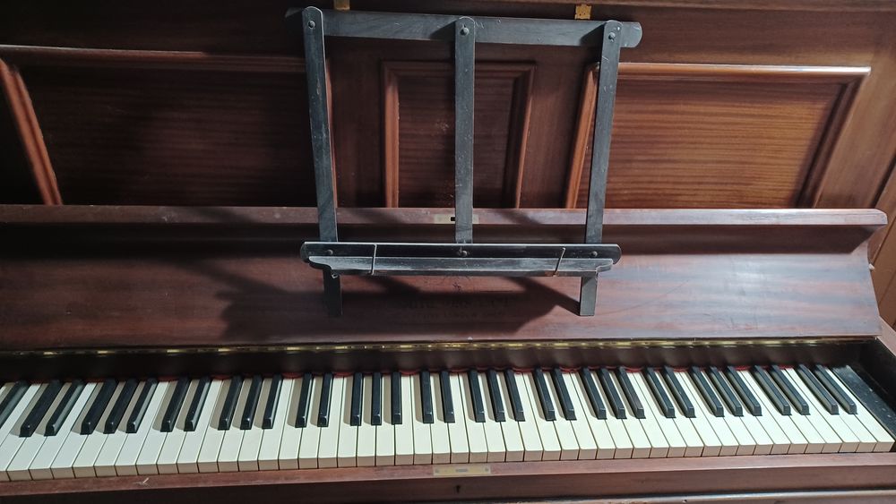 PIANO DROIT EN ACAJOU 0 Orl�ans (45)