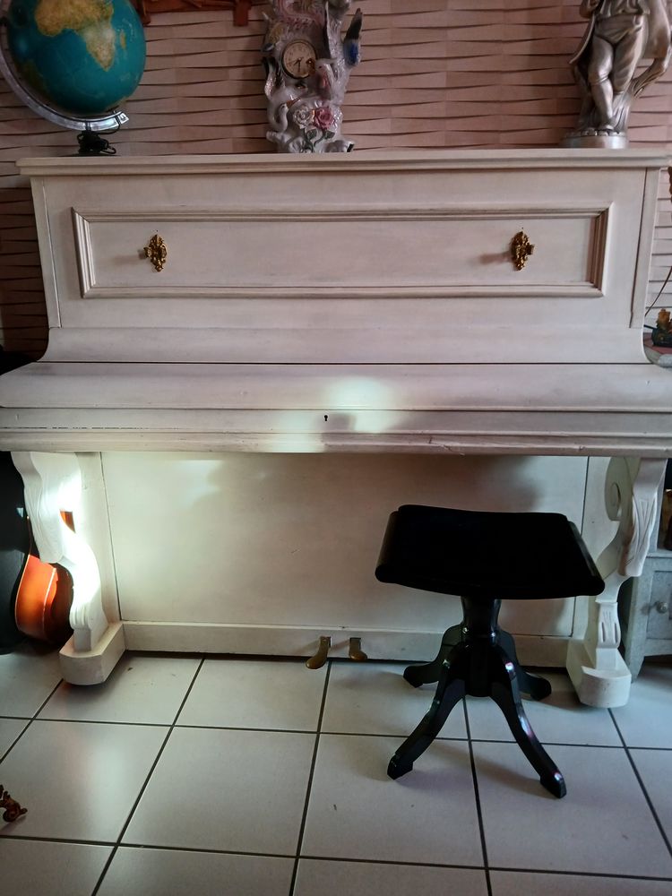 piano droit ancien LAGUERINAIS medaille d'or 
l 0 Pessat-Villeneuve (63)